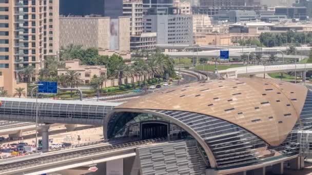 Futuristisches Gebäude Der Bahn Station Dubai Und Dahinter Liegende Luxus — Stockvideo