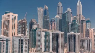 Dubai marinası gökdelenlerin en yüksek binası. JLT bölgesinden apartman binalarına, otellere ve otoyol yakınlarındaki iş kulelerine hava manzarası.