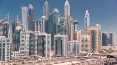 Dubai marinası gökdelenlerin en yüksek binası. JLT bölgesinden apartman binalarına, otellere ve metro yolu yakınlarındaki iş kulelerine hava manzarası