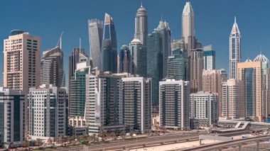 Dubai marinası gökdelenlerin en yüksek binası. Gün boyunca gölgeler hızla ilerliyor. JLT bölgesinden apartman binalarına, otellere ve otoyol yakınındaki iş kulelerine gün batımına kadar hava manzarası