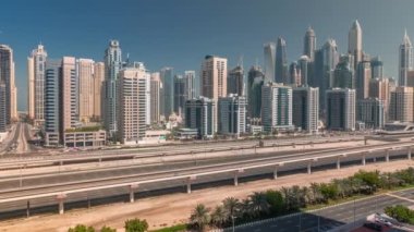 Dubai marinasının panoraması tüm gün boyunca gökdelenlerin en yüksek binası. JLT bölgesinden apartman binalarına, otellere ve otoyolun yakınındaki gölgeli iş kulelerine hava manzarası