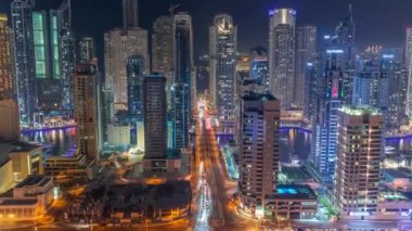 Dubai Marina ve JBR gökdelenleri ve metro raylı Sheikh Zayed yolu. Modern kulelerin yakınındaki bir otoyolda trafik var, Birleşik Arap Emirlikleri