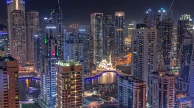 Dubai Marina silueti ve Muhammed Bin Ahmed Al Mulla camii gökyüzü zamanı. Arka planda parlayan pencereleri olan gökdelenler