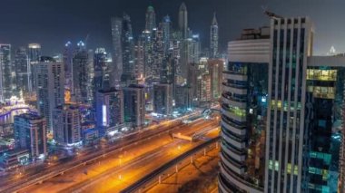 Dubai marinası gökdelenlerin en yüksek binası. JLT bölgesinden apartman binalarına, otellere ve yukarıdan otoyola yakın aydınlık ofis kulelerine hava manzarası