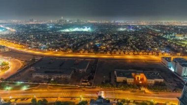 JLT semtindeki villalara ve evlere hava görüntüsü. Golf sahasında yeşil çimenler ve göller var. Yollarda trafik