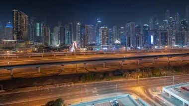 Panorama, Dubai marinasının gökdelenlerin en yüksek binasını gösteriyor. JLT bölgesinden apartman binalarına, otellere ve otoyol yakınlarındaki iş kulelerine hava manzarası.