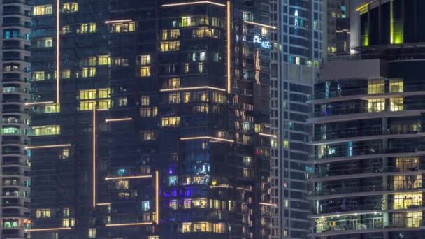 건물들의 파노라마 창안에 조명을 야간에 수있다 대도시에 — 비디오