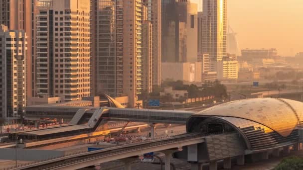 Futuristisches Gebäude Der Bahn Station Dubai Und Dahinter Liegende Luxus — Stockvideo
