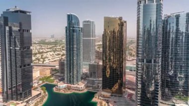 Dubai çoklu emtia merkezi karma kullanım bölgesinin bir parçası olan JLT bölgesi hava zaman diliminde uzun konut binaları. Arka planda villalar