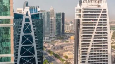 Dubai çoklu emtia merkezi karma kullanım bölgesinin bir parçası olan JLT bölgesi hava zaman diliminde uzun konut binaları. Gökdelenler arasındaki trafik