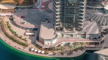 Dubai çoklu emtia merkezi karma kullanım bölgesinin bir parçası olan JLT bölgesi hava zaman diliminde uzun konut binaları. Birçok restoran göl kıyısında.
