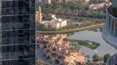 JLT semt gökdelenleri ile park zamanı olan yapay göl arasındaki konut geliştirme alanının havadan görüntüsü. Göl kenarında cami olan Dubai manzarası