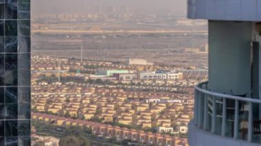 JLT semt gökdelenleri ile park zamanı olan villalar arasındaki konut geliştirme alanının havadan görünüşü. Dubai manzarası