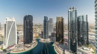 Panorama, Dubai çok amaçlı emtia merkezi karma kullanım bölgesinin bir parçası olan JLT bölgesi hava zaman aralığındaki yüksek konut binalarını gösteriyor. Arka planda villalar