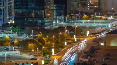 Dubai çok amaçlı emtialar merkezi karma kullanım bölgesinin bir parçası olan JLT hava sahasındaki uzun konut binaları. Parkın yakınındaki bir yolda trafik vardı.