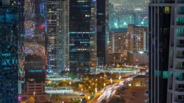 Dubai çok amaçlı emtialar merkezi karma kullanım bölgesinin bir parçası olan JLT hava sahasındaki uzun konut binaları. Gökdelenler arasındaki trafik