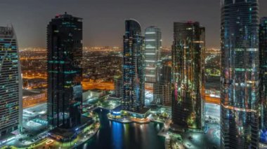 Dubai çok amaçlı emtia merkezinin bir parçası olan JLT hava sahasındaki yüksek konut binaları, kuleler ve gökdelenler için panoramik manzaralı.