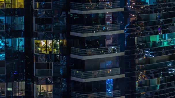 Widok Nocy Wielu Świecących Okien Mieszkaniu Mieszkalnej Wieży Timelapse Wieżowiec — Wideo stockowe
