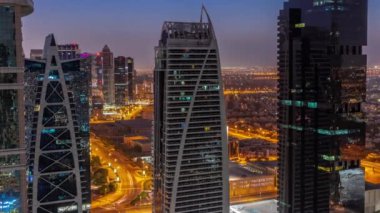 Dubai çok amaçlı emtia merkezi karma kullanım bölgesinin bir parçası olan JLT bölge hava sahasındaki uzun binalar. Arka planda villalar ve yol trafiği