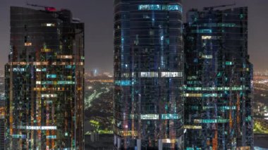 Dubai çok amaçlı emtialar merkezi karma kullanım bölgesinin bir parçası olan JLT hava sahasındaki uzun konut binaları. Cam yüzeyi olan gökdelenler