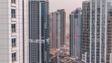 JLT bölge hava sahasında bulunan uzun binalar, Dubai çok amaçlı emtia merkezi karma kullanım bölgesinin bir parçası olan gece geçiş zamanına kadar. Parlak pencereli aydınlık kuleler