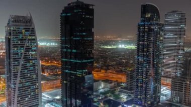 Dubai çok amaçlı emtialar merkezi karma kullanım bölgesinin bir parçası olan JLT hava sahasındaki uzun konut binaları. Arka planda villalar