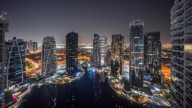 Dubai çok amaçlı emtialar merkezi karma kullanım bölgesinin bir parçası olan JLT bölge hava sahasındaki panorama binaları. Göl kenarındaki aydınlık gökdelenler