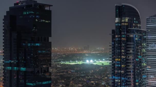 Αεροφωτογραφία Του Περιπάτου Ανάπτυξης Κατοικιών Μεταξύ Ουρανοξύστες Και Επαύλεις Της — Αρχείο Βίντεο