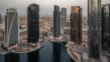 JLT bölge hava sahasında bulunan uzun binalar, Dubai çok amaçlı emtia merkezi karma kullanım bölgesinin bir parçası olan gece geçiş zamanına kadar. Kule ve gökdelenlerin panoramik görüntüsü