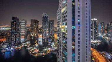 Dubai çok amaçlı emtialar merkezi karma kullanım bölgesinin bir parçası olan JLT hava sahasındaki uzun konut binaları. Gökdelenlere panoramik görünüm