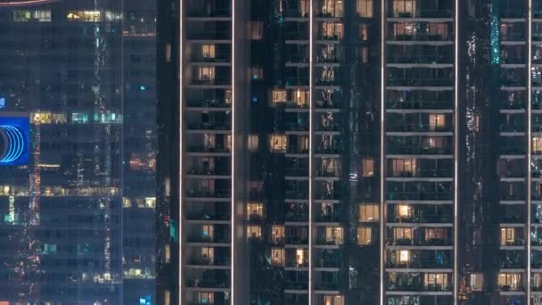 Okna Výškovém Exteriéru Hotelu Pozdě Večer Zářivými Blikajícími Interiérovými Světly — Stock video