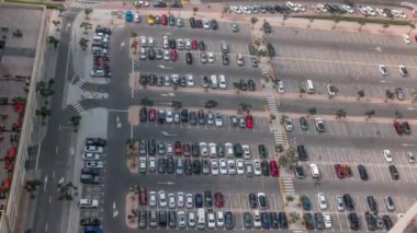 Bir otoparkın havadan görünüşü, sırada bir sürü araba var. Alışveriş merkezi ve finans bölgesi yakınında büyük bir alan