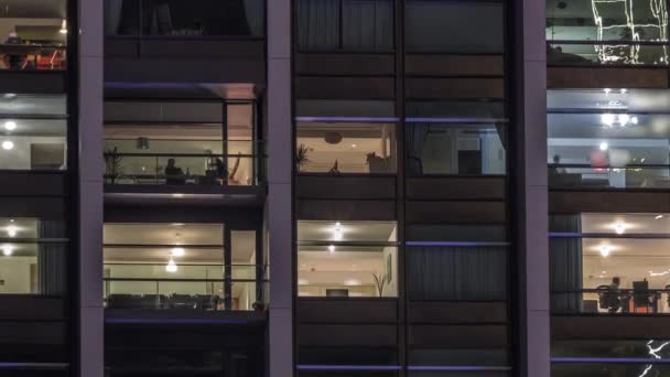 Grandes Janelas Brilhantes Escritório Moderno Edifícios Residenciais Timelapse Noite Fileiras — Vídeo de Stock