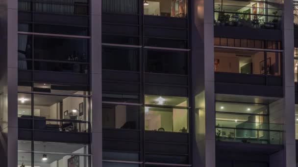 Великі Сяючі Вікна Сучасних Офісних Житлових Будівлях Затьмарюються Вночі Рядах — стокове відео