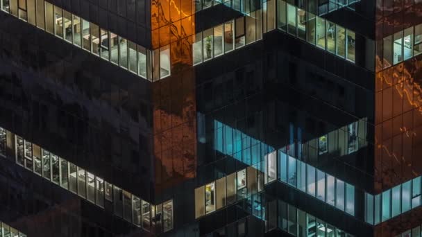 Окна Высотном Офисном Здании Поздним Вечером Светящимися Мигающими Внутренними Фонарями — стоковое видео