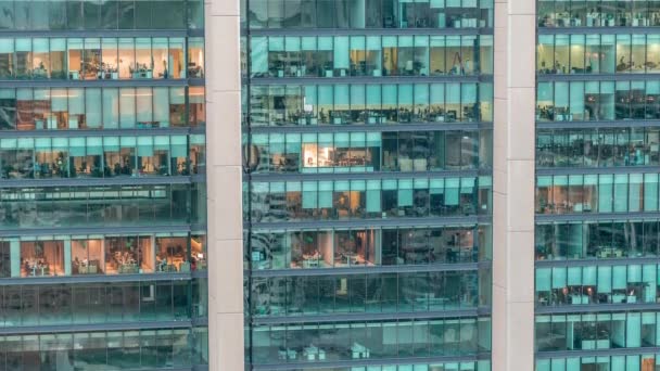 Velká Zářící Okna Moderních Kancelářských Obytných Budovách Den Dne Řadách — Stock video