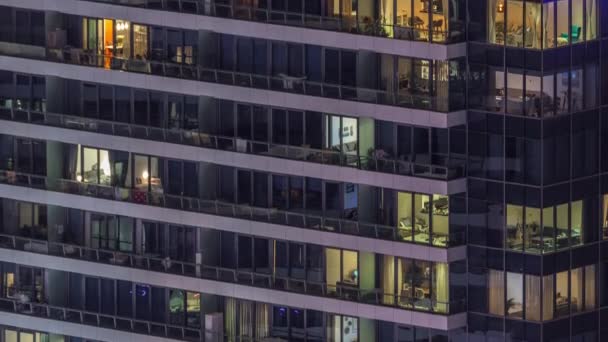 Ablakvilágítás Modern Irodai Lakóépületek Timelapse Éjszaka Többszintes Felhőkarcolók Megvilágított Szobákkal — Stock videók
