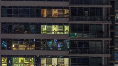Geceleri modern konut binalarında parlayan pencere ışıkları gibi. İçinde aydınlık odalar olan çok katlı gökdelenler.