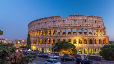 Kolezyum 'dan geceye geçiş zamanı gün batımından sonra, Roma. Akşam aydınlatması. Yollarda trafik vardı. Roma en iyi bilinen mimari ve dönüm noktası. Roma Kolezyumu en önemli olaylardan biridir.