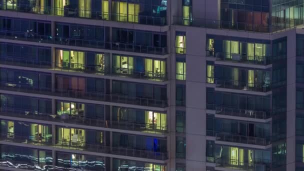Віконні Ліхтарі Житлових Багатоповерхових Будинках Вночі Багаторівневі Хмарочоси Освітленими Кімнатами — стокове відео