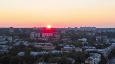 Güneş doğarken yukarıdan Kharkiv şehri. Şehir merkezinin ve Pavlovo Pole yerleşim bölgelerinin havadan görüntüsü. Ukrayna.