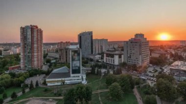 Kharkiv şehir panoraması, gün batımından sonra gece gündüz değişiyor. Botanik bahçesi metro istasyonunun yakınındaki yerleşim bölgelerinin havadan görüntüsü. Ukrayna.