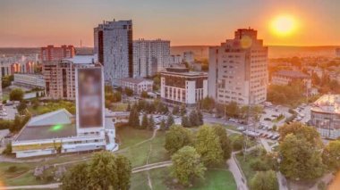 Kharkiv şehir panoraması gün batımında. Botanik bahçesi metro istasyonunun yakınındaki yerleşim bölgelerinin havadan görüntüsü. Ukrayna.