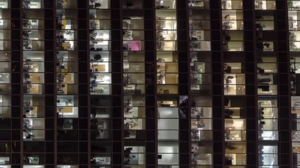 Fermer Vue Sur Les Fenêtres Rougeoyantes Des Bureaux Dans Skyscrapers — Video