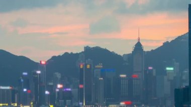 Hong Kong 'dan gece geçişi, Kowloon Körfezi' nden hava görüntüsü şehir merkezindeki zaman dilimi büyük gemi ve çatıdaki kuleler.