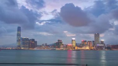 Uluslararası Ticaret Merkezi ve Hong Kong 'daki gemiyle Skyline panorama zaman çizelgesi. Batı Kowloon, Hong Kong 'daki gökdelenleri aydınlattı..