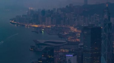 Victoria Tepesi 'nden Hong Kong' a gece gündüz yapılan sisli hava geçiş zamanı görüntüsü. Güneş doğmadan önce Kowloon Körfezi 'nin üzerinde renkli bulutlarla çekildi..
