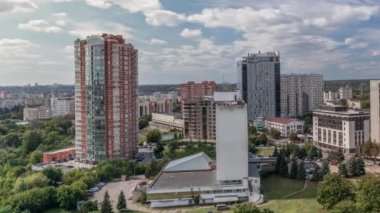 Sabahtan akşama kadar tüm gün boyunca Kharkiv şehri panoraması yukarıdan izleniyor. Botanik bahçesi metro istasyonunun yakınındaki yerleşim bölgelerinin havadan görüntüsü. Ukrayna.