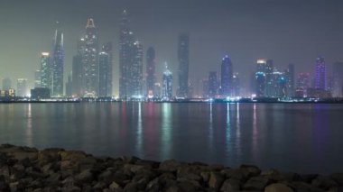 Dubai Yat limanı manzarası ile Palm Jumeirah, Dubai, BAE gelen görüldüğü gibi sis. Timelapse. Bu Dubai daha fazla gökdelenler 50 hikaye o Manhattan 4 k var