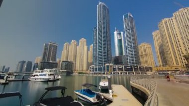 Dubai Yat Limanı gökdelenler yat ve tekne ile. Deniz dolgu timelapse gün 4 k görüntülemek